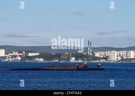 Vue d'un sous-marin nucléaire dans la ville portuaire industrielle et militarisée russe de Mourmansk, en Russie. Banque D'Images