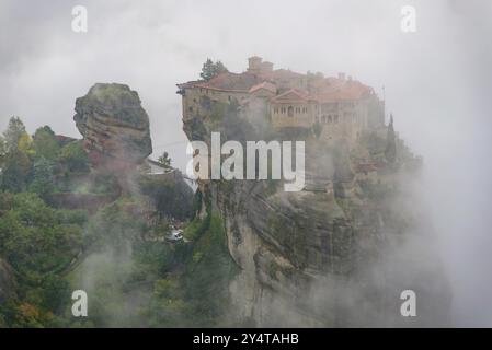 Monastère de Varlaam dans le brouillard, le deuxième plus grand monastère orthodoxe oriental des Météores, Grèce, Europe Banque D'Images