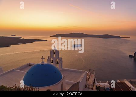 Trois cloches de Fira dans la lumière du coucher du soleil, une église grecque catholique à Fira, Santorin, Grèce, Europe Banque D'Images