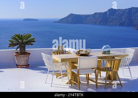 Sièges extérieurs face à la mer Égée à Oia, Santorin, Grèce, Europe Banque D'Images