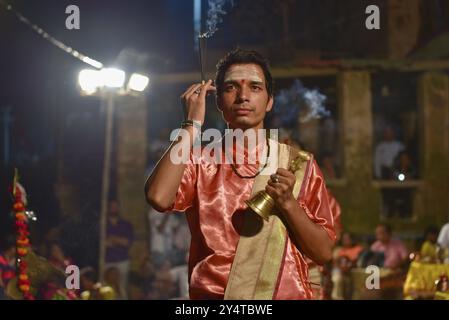 Prêtres hindous exécutant la cérémonie du Ganga Aarti en soirée à Dashashwamedh Ghat sur le fleuve Gange, Varanasi, Inde, Asie Banque D'Images