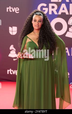 Tulipa Ruiz assiste au tapis rouge lors de la 24e cérémonie annuelle des Latin GRAMMY Awards à la FIBES le 17 novembre 2023 à Séville, Espagne. Banque D'Images