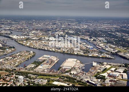 Hambourg, port, au premier plan, vous pouvez voir la raffinerie Shell avec les dépôts de carburant. Arrière-plan ville portuaire Banque D'Images