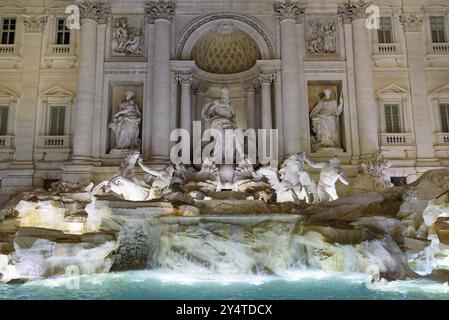 Fontaine de Trevi la nuit, l'une des fontaines les plus célèbres du monde, à Rome, Italie, Europe Banque D'Images