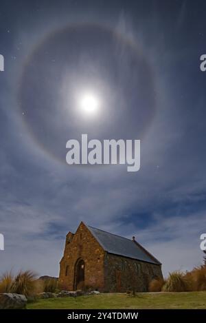 Halo de lune et église du bon Pasteur la nuit dans le lac Tekapo, Île du Sud, Nouvelle-Zélande, Océanie Banque D'Images