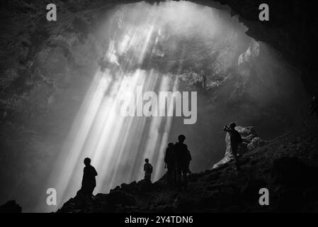 Lumière du sommet de la grotte de Jomblang sur l'île de Java, Indonésie (noir et blanc) Banque D'Images