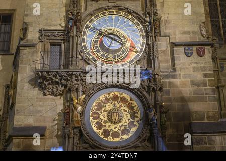Horloge astronomique sur la place de la vieille ville la nuit à Prague, République tchèque, Europe Banque D'Images