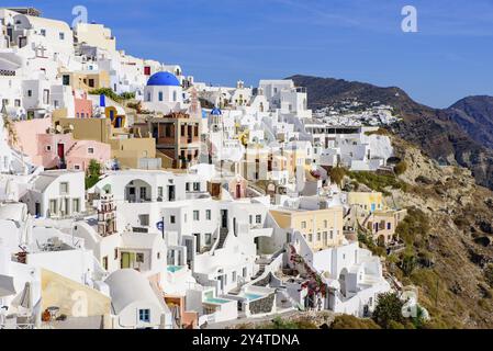 Bâtiments blancs traditionnels face à la mer Égée à Oia, île de Santorin, Grèce, Europe Banque D'Images