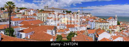 Panorama de la ville et du Tage depuis Miradouro de Santa Luzia, une plate-forme d'observation à Lisbonne, Portugal, Europe Banque D'Images