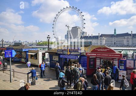 Westminster Millennium Pier sur la rive nord de la Tamise avec London Eye en arrière-plan à Londres, Royaume-Uni, Europe Banque D'Images