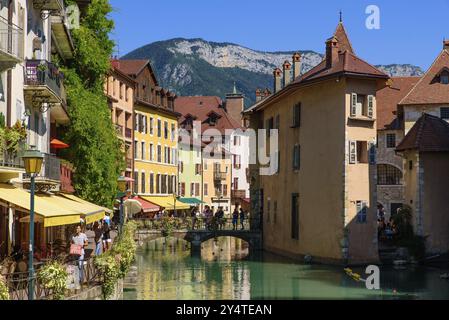 Vue sur la rivière Thiou et la vieille ville d'Annecy, la plus grande ville de Haute-Savoie en France Banque D'Images