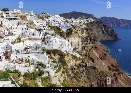 Bâtiments blancs traditionnels face à la mer Égée à Oia, île de Santorin, Grèce, Europe Banque D'Images