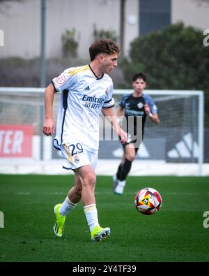 Madrid, Espagne. 10 février 2024. Liga División de Honor Juvenil. Real Madrid vs Sansebastián de los Reyes. Daniel Yañez pilotant une balle Banque D'Images