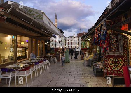 Vue sur la rue de Stari Grad, la vieille ville de Sarajevo en Bosnie-Herzégovine Banque D'Images