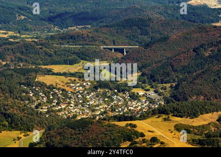 Amdorf, quartier de Lahn-Dill, Herborn. L'autoroute A45, Sauerlandlinie est visible en arrière-plan Banque D'Images