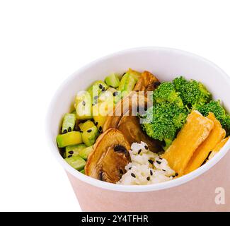 Repas végétalien frais dans un bol avec brocoli, avocat, champignons et riz, isolé sur blanc Banque D'Images