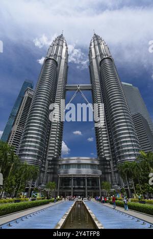 Petronas Twin Towers, les gratte-ciel jumeaux les plus célèbres de Kuala Lumpur, Malaisie, Asie Banque D'Images