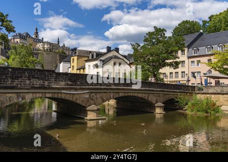 Vue sur le quartier Grund et la rivière Alzette à Luxembourg-ville Banque D'Images