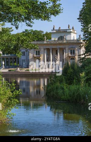 Palais sur l'île, connu sous le nom de Palais des bains, dans le Parc Royal des bains, Varsovie, Pologne, Europe Banque D'Images