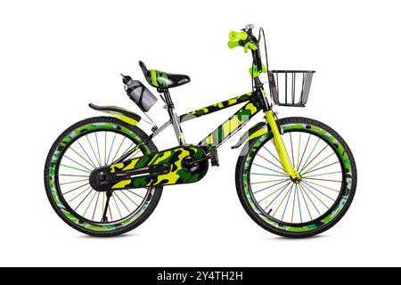 Vélo pour enfants vibrant avec motif vert et noir, équipé de roues d'entraînement et d'un panier Banque D'Images