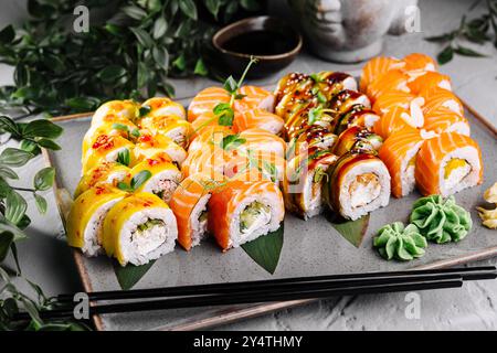 Variété de sushis frais, magnifiquement disposés sur un plateau, parfait pour la photographie de cuisine Banque D'Images