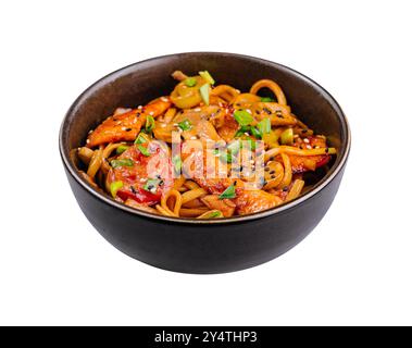 Poulet sauté coloré et appétissant avec des légumes servis dans un bol noir, isolé sur blanc Banque D'Images