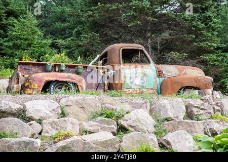 Ugly Betty camionnette GMC vintage à la marée sur l'autoroute conception Bay à Harbour main, Terre-Neuve-et-Labrador, Canada Banque D'Images