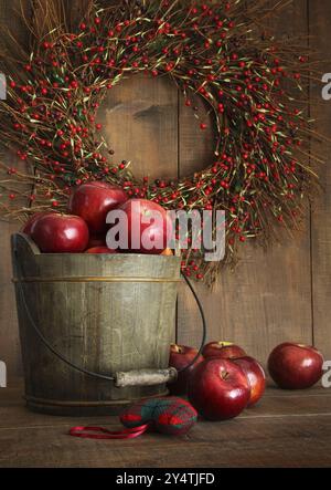 Le seau en bois de pommes pour les fêtes Banque D'Images