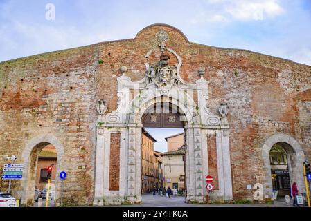 Porta Camollia, l'une des portes nord de la vieille ville de Sienne, Toscane, Italie, Europe Banque D'Images