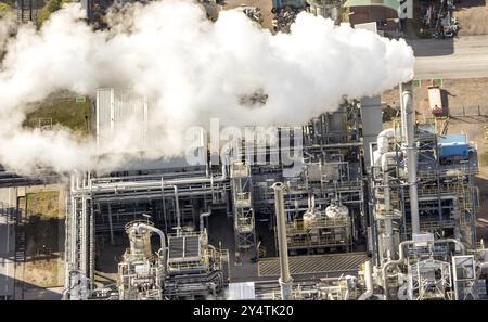 Des nuages de fumée s'élèvent de la cheminée d'une usine industrielle Banque D'Images