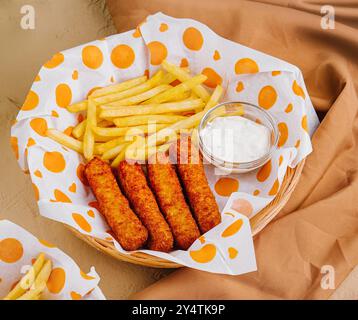 Délicieuses frites avec bâtonnets de mozzarella et sauces trempées Banque D'Images