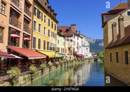 Vue sur la rivière Thiou et la vieille ville d'Annecy, la plus grande ville de Haute-Savoie en France Banque D'Images