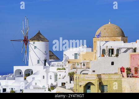 Moulin à vent et bâtiments blancs traditionnels face à la mer Égée à Oia, Santorin, Grèce, Europe Banque D'Images