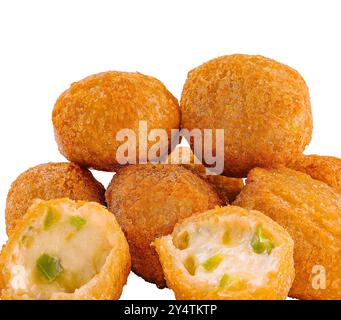 Pile de pain au fromage brésilien fraîchement cuit, connu sous le nom de pão de queijo, isolé sur un fond blanc Banque D'Images