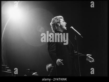 MICHAEL BALL, CONCERT À DOMICILE, 1996 : le chanteur gallois Michael Ball à son sommet de jeune star du West End jouant un concert dans sa ville natale avec son album 'The Musicals' live à Cardiff International Arena CIA à Cardiff, pays de Galles, Royaume-Uni le 6 décembre 1996. Photo : Rob Watkins. INFO : Michael Ball est un chanteur, acteur et star de théâtre musical britannique connu pour sa voix puissante et ses performances polyvalentes. Avec une carrière de plusieurs décennies, il a joué dans de grandes productions du West End et a sorti de nombreux albums, excellant à la fois dans la pop et le théâtre. Banque D'Images