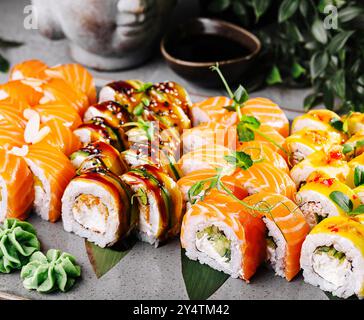 Variété de sushis frais, magnifiquement disposés sur un plateau, parfait pour la photographie de cuisine Banque D'Images