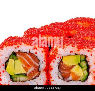 Rouleaux de sushi californiens vibrants recouverts de tobiko rouge vif, isolés sur un fond blanc Banque D'Images