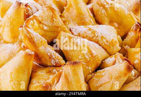 Délicieuses crêpes aux pommes glacées garnies d'une feuille de menthe, macro Banque D'Images