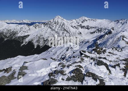 Kepler Track dans le parc national de Fiordland en hiver avec des montagnes de neige, Île du Sud, Nouvelle-Zélande, Océanie Banque D'Images