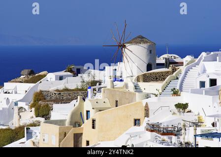 Moulin à vent et bâtiments blancs traditionnels face à la mer Égée à Oia, Santorin, Grèce, Europe Banque D'Images