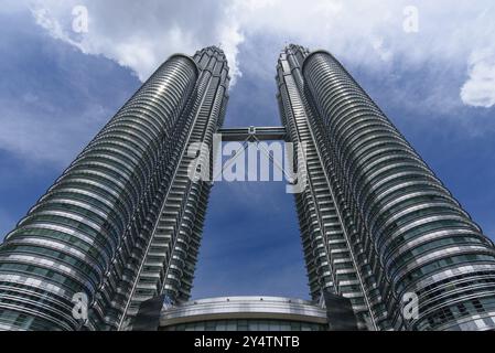 Petronas Twin Towers, les gratte-ciel jumeaux les plus célèbres de Kuala Lumpur, Malaisie, Asie Banque D'Images