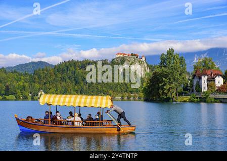 Les touristes prenant un bateau sur le lac Bled, une destination touristique populaire en Slovénie Banque D'Images