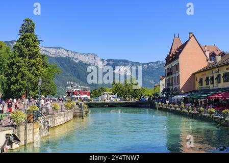 Vue sur la rivière Thiou et la vieille ville d'Annecy, la plus grande ville de Haute-Savoie en France Banque D'Images