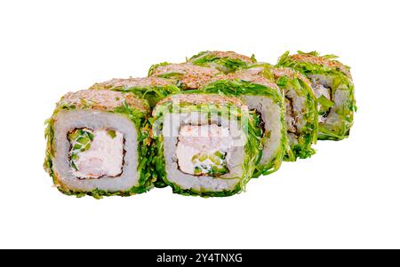 Rouleaux de sushi de dragon vert avec des crevettes et des algues chuka couchées sur fond blanc Banque D'Images