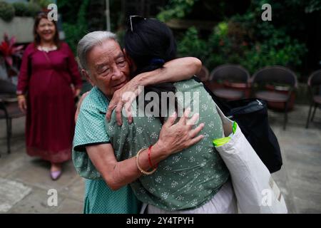 Une patiente atteinte de la maladie d'Alzheimer et de la démence embrasse sa fille après l'avoir vue après des semaines à Hope Hermitage Aged Care. La maladie d'Alzheimer, l'une des principales causes de démence, est une maladie évolutive qui cause une perte de mémoire et touche principalement les personnes âgées. Cette condition est de plus en plus courante dans le monde entier, et le Népal ne fait pas exception. Selon l'Organisation mondiale de la santé (OMS), en 2020, la maladie d'Alzheimer représentait 1,26 % des décès au Népal, classant le pays au 145e rang mondial pour cette maladie. En 2015, on estimait qu'environ 78 000 personnes au Népal souffraient de démence, un nombre t Banque D'Images