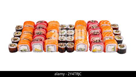 Grand ensemble de délicieux rouleaux de sushi uramaki et hosomaki colorés avec diverses garnitures sur fond blanc Banque D'Images