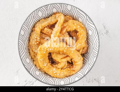 Portion de cercles de calmars au beurre frits Banque D'Images