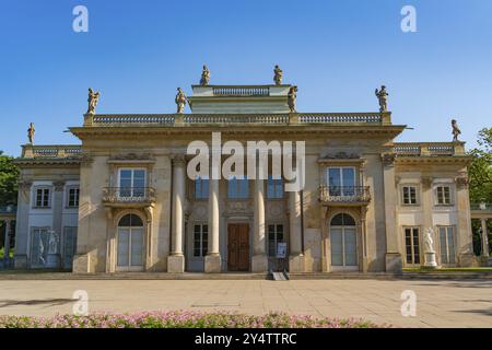 Palais sur l'île, connu sous le nom de Palais des bains, dans le Parc Royal des bains, Varsovie, Pologne, Europe Banque D'Images