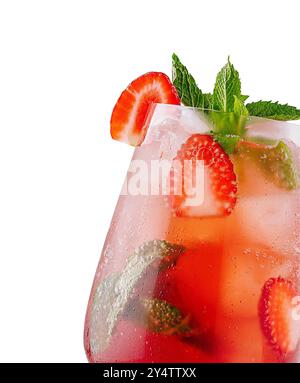 Verre de cocktail de fraises rafraîchissant avec des glaçons, de la menthe et des fraises tranchées se tient sur un fond blanc Banque D'Images