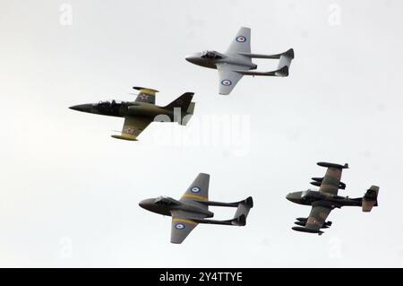 Wanaka, Nouvelle-Zélande, avril 2008 : formation de chasseurs à réaction à Warbirds au-dessus du spectacle aérien de Wanaka, Nouvelle-Zélande, 2008, Albatross 39 à l'avant, Vampires sur le côté Banque D'Images